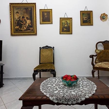 Vintage Style Apartment With Beautiful Backyard เอเธนส์ ภายนอก รูปภาพ