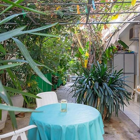Vintage Style Apartment With Beautiful Backyard เอเธนส์ ภายนอก รูปภาพ