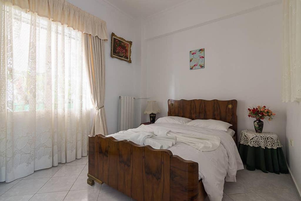 Vintage Style Apartment With Beautiful Backyard เอเธนส์ ภายนอก รูปภาพ