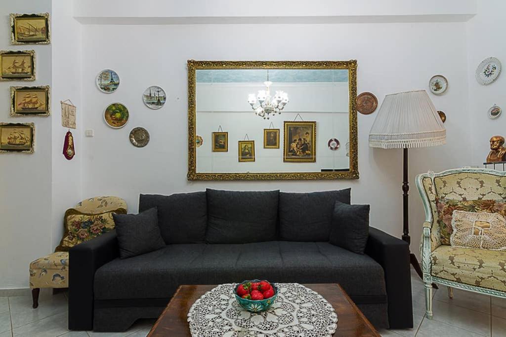 Vintage Style Apartment With Beautiful Backyard เอเธนส์ ภายนอก รูปภาพ