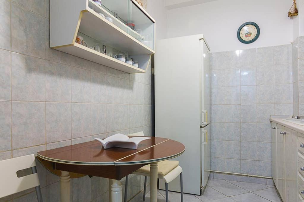 Vintage Style Apartment With Beautiful Backyard เอเธนส์ ภายนอก รูปภาพ