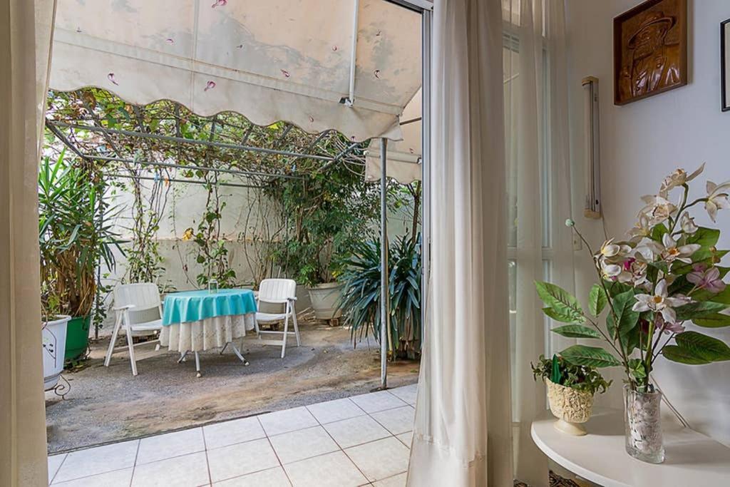 Vintage Style Apartment With Beautiful Backyard เอเธนส์ ภายนอก รูปภาพ
