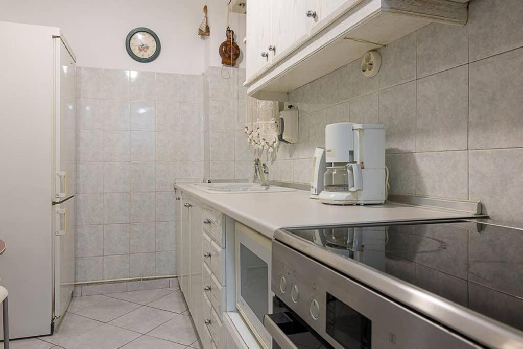 Vintage Style Apartment With Beautiful Backyard เอเธนส์ ภายนอก รูปภาพ