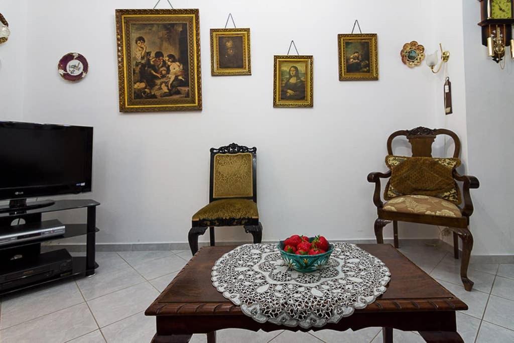 Vintage Style Apartment With Beautiful Backyard เอเธนส์ ภายนอก รูปภาพ