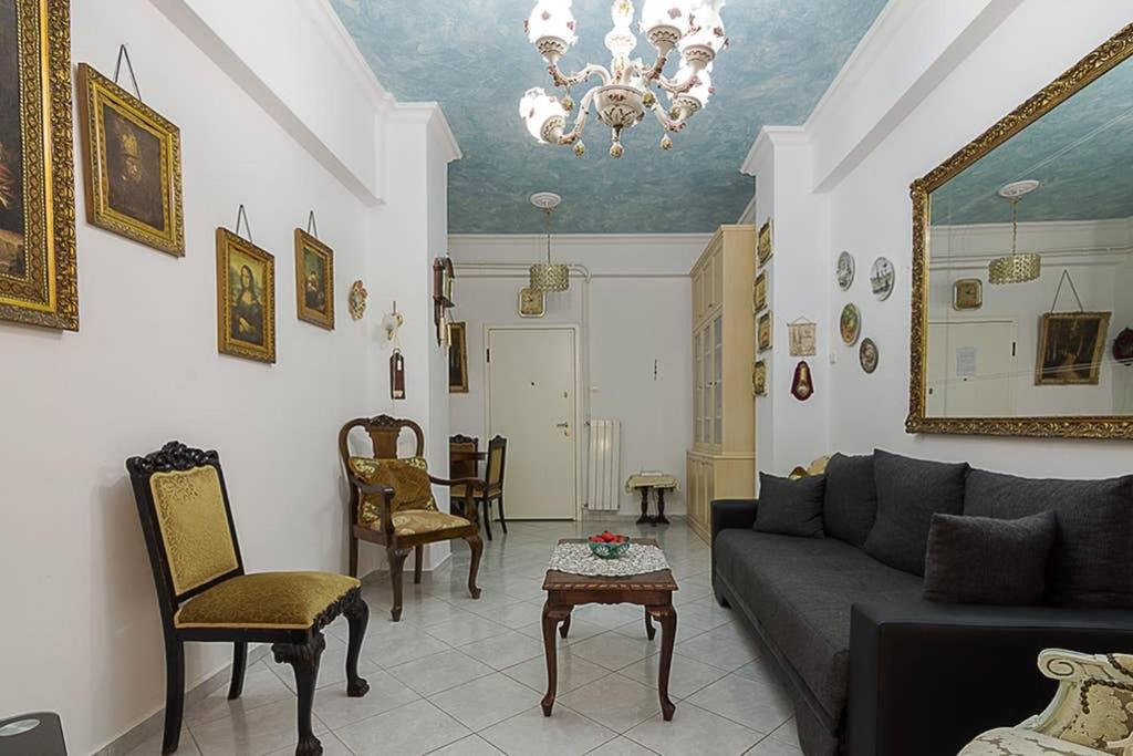 Vintage Style Apartment With Beautiful Backyard เอเธนส์ ภายนอก รูปภาพ