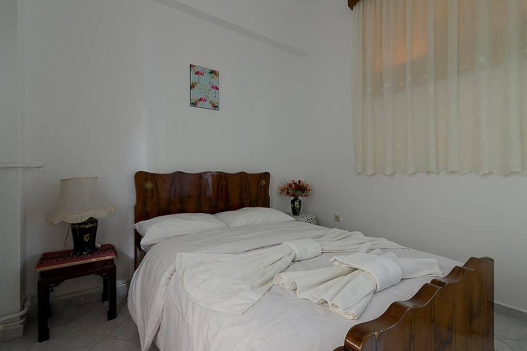 Vintage Style Apartment With Beautiful Backyard เอเธนส์ ภายนอก รูปภาพ