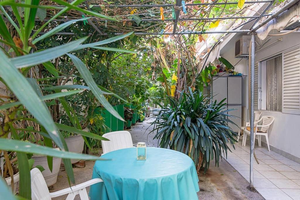 Vintage Style Apartment With Beautiful Backyard เอเธนส์ ภายนอก รูปภาพ