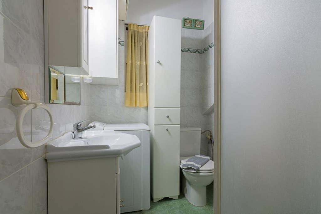 Vintage Style Apartment With Beautiful Backyard เอเธนส์ ภายนอก รูปภาพ