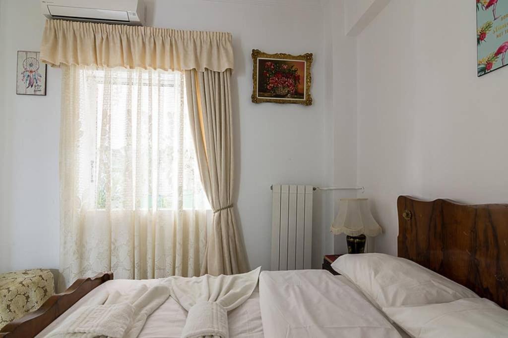 Vintage Style Apartment With Beautiful Backyard เอเธนส์ ภายนอก รูปภาพ