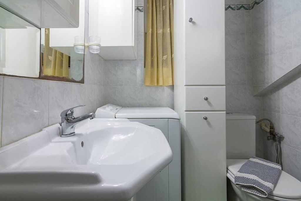 Vintage Style Apartment With Beautiful Backyard เอเธนส์ ภายนอก รูปภาพ