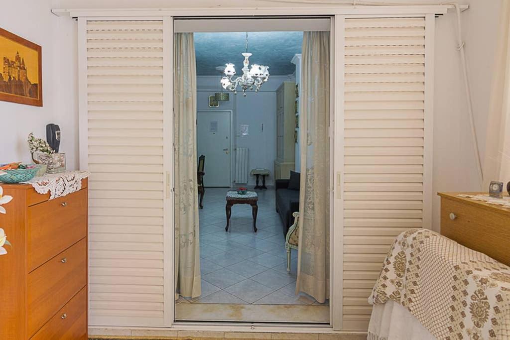 Vintage Style Apartment With Beautiful Backyard เอเธนส์ ภายนอก รูปภาพ