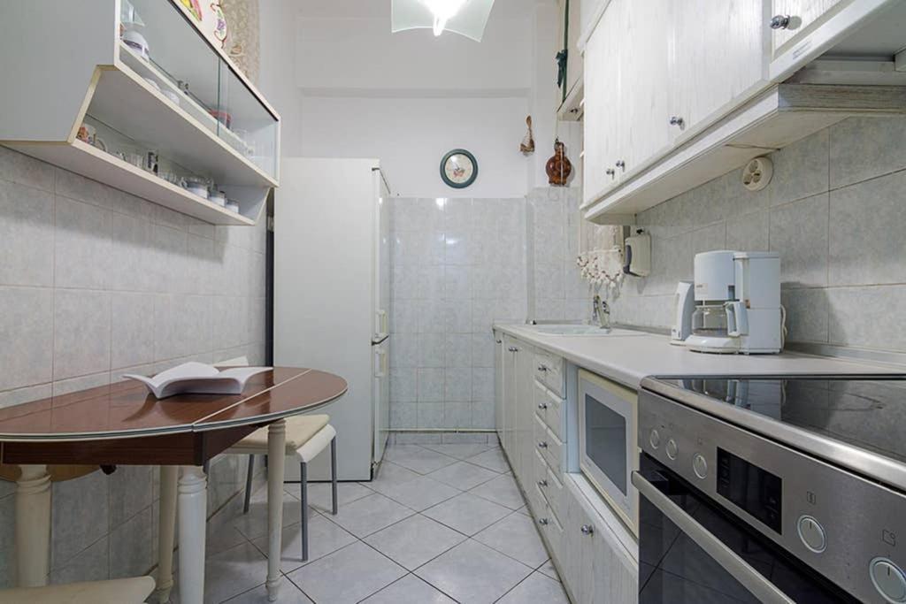 Vintage Style Apartment With Beautiful Backyard เอเธนส์ ภายนอก รูปภาพ