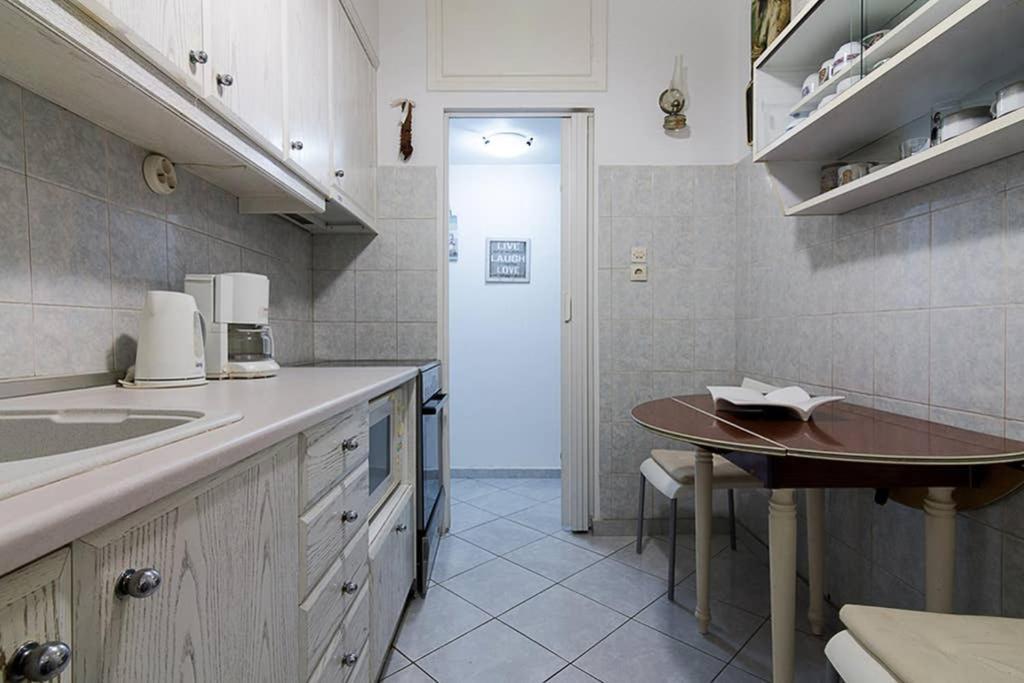 Vintage Style Apartment With Beautiful Backyard เอเธนส์ ภายนอก รูปภาพ