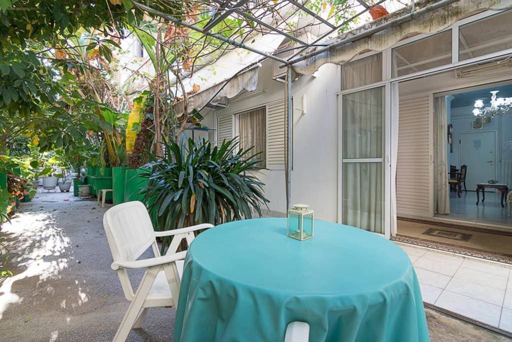 Vintage Style Apartment With Beautiful Backyard เอเธนส์ ภายนอก รูปภาพ